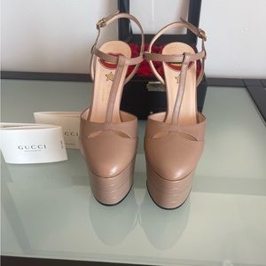 GUCCI
Malaga Kid T Strap Platform Pumps 40.5 Porcelain Rose size 6 nude